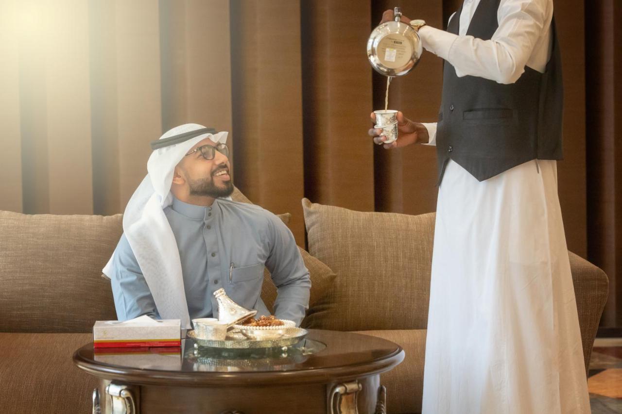 Al Safwah Orchid Hotel La Meca Exterior foto A man in traditional Arab dress being served coffee