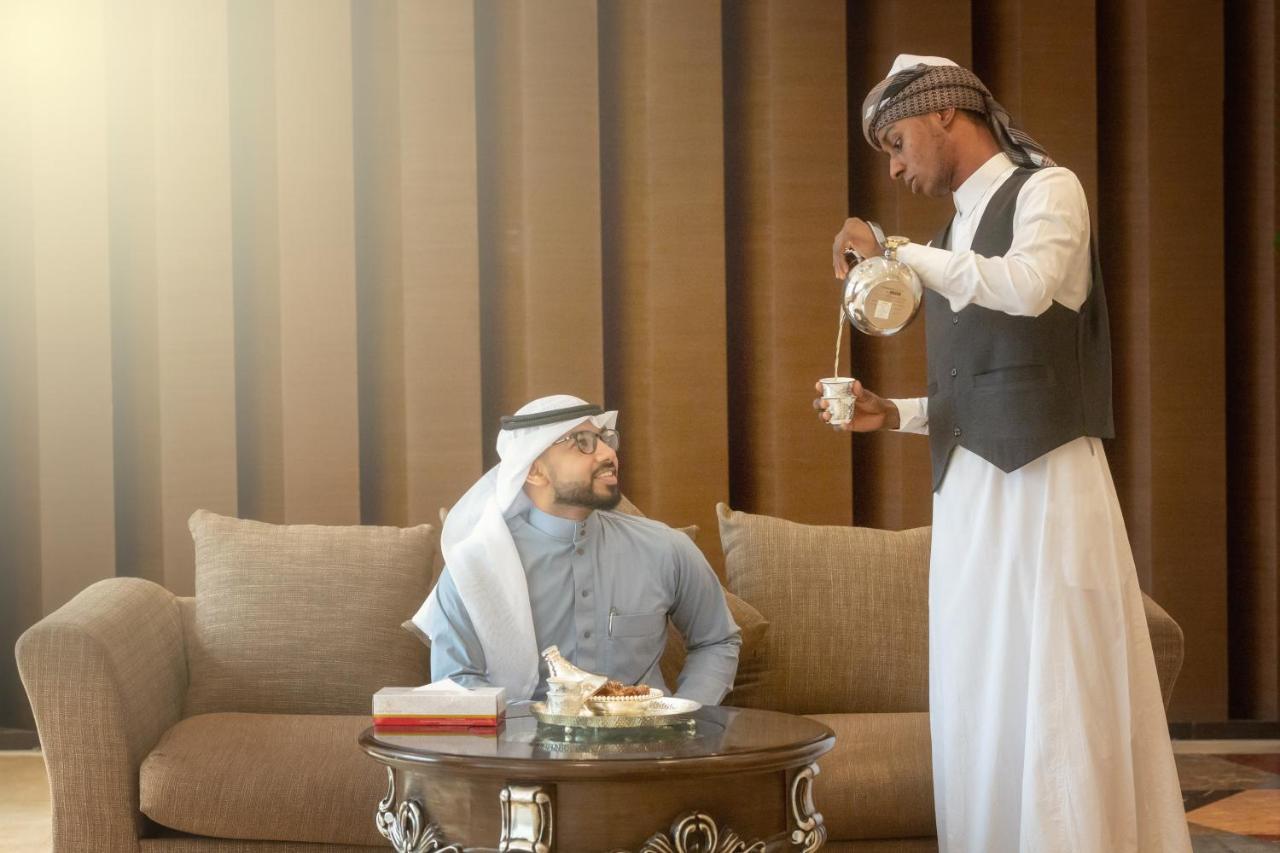 Al Safwah Orchid Hotel La Meca Exterior foto A coffee boy serving coffee in the United Arab Emirates