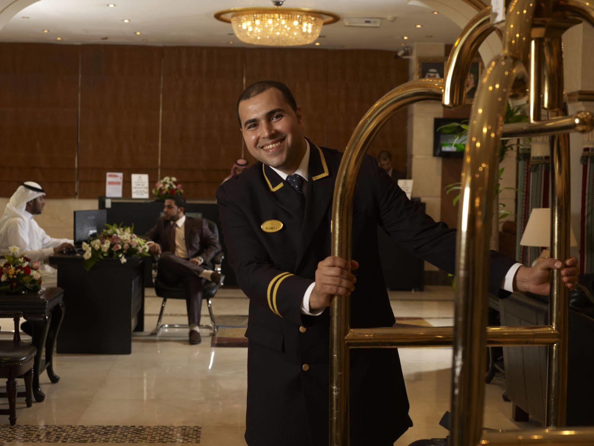 Al Safwah Orchid Hotel La Meca Exterior foto A bellboy at the Grand Hyatt Hotel in Riyadh, Saudi Arabia